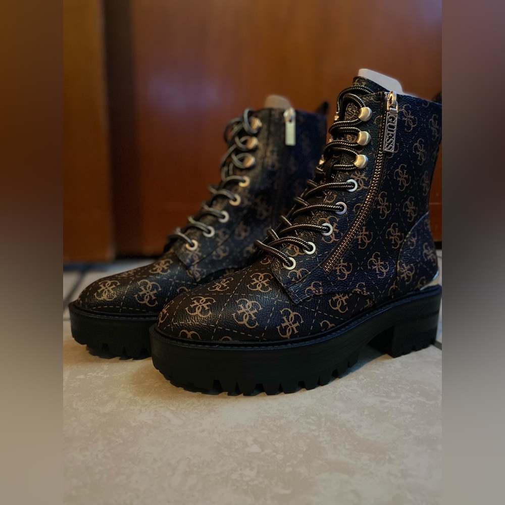 7M GUESS boots